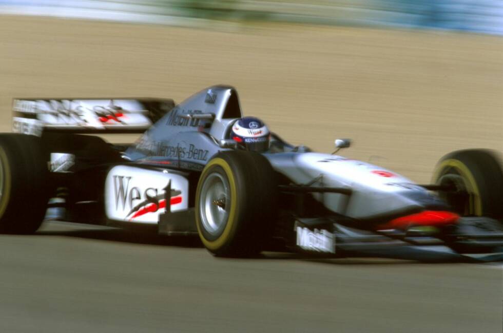 Foto zur News: Schluss war erst, als Mercedes kam und Marlboro ging: McLaren erfand sich 1997 mit dem Silberpfeil einmal mehr neu und schaffte es wieder, ein unvergessliches Design zu kreieren. Zuvor hatte man allerdings in Orange getestet.