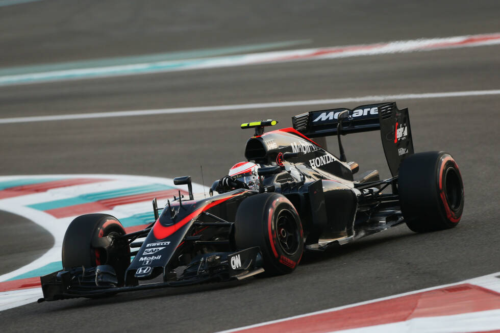 Foto zur News: 2015 endet bei McLaren die Ära Mercedes und damit auch die der &quot;Chrompfeile&quot;. Die von Honda angetriebenen Boliden präsentieren sich in elegantem Schwarz.
