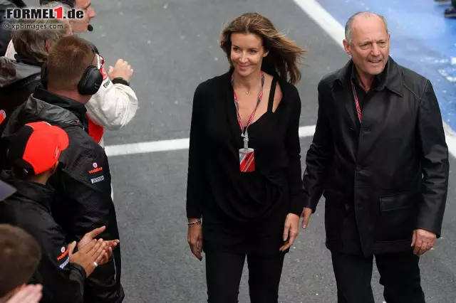 Foto zur News: Ronald "Ron" Dennis (geschieden, hier mit neuer Freundin) hat zwar das Amt des Teamchefs am 1. März 2009 an Martin Whitmarsh übergeben, gilt aber immer noch als die "graue Eminenz" im Hauptquartier in Woking. Der Brite begann 1966 als Jochen Rindts Mechaniker bei Cooper, wechselte zwei Jahre später mit dem österreichischen Fahrer zu Brabham und gründete 1971 gemeinsam mit Partner Neil Trundle sein eigenes Motorsport-Rennteam. Aus diesem entstand, gesponsert von Marlboro, zunächst Project Three, dann Project Four. Marlboro war mit den Leistungen von McLaren in den späten 1970er-Jahren unzufrieden, sodass ein Übernahme-Deal mit Dennis eingefädelt wurde. Ab 1980 war Dennis die "Nummer 1" des Traditionsteams. Das "P4" in den Typenbezeichnungen der Formel-1-Autos (2013: MP4-28) steht heute noch für "Project Four".