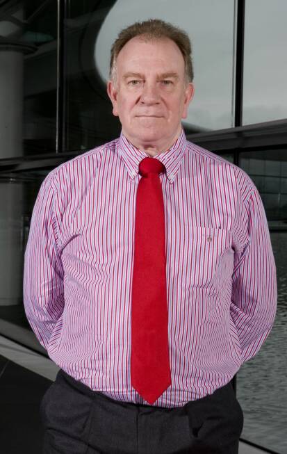 Foto zur News: Chefdesigner Neil Oatley ist ein echtes McLaren-Urgestein. Seit 1986 arbeitet er in verschiedenen Positionen für das Team aus Woking. Dabei begann er seine Laufbahn in der Formel 1 1977 als technischer Zeichner für Patrick Head und Frank Dernie bei Williams. Nach einem Kurzgastspiel bei das Force-Team blieb er bei McLaren hängen. 2003 zog er sich aus der obersten Designebene zurück, um für jüngere Ingenieure - damals Mike Coughlan - Platz zu machen. Heute ist er offiziell Direktor für Design und Entwicklung.