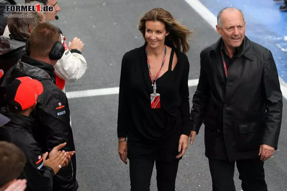 Foto zur News: Ronald &quot;Ron&quot; Dennis (geschieden, hier mit neuer Freundin) hat zwar das Amt des Teamchefs am 1. März 2009 an Martin Whitmarsh übergeben, gilt aber immer noch als die &quot;graue Eminenz&quot; im Hauptquartier in Woking. Der Brite begann 1966 als Jochen Rindts Mechaniker bei Cooper, wechselte zwei Jahre später mit dem österreichischen Fahrer zu Brabham und gründete 1971 gemeinsam mit Partner Neil Trundle sein eigenes Motorsport-Rennteam. Aus diesem entstand, gesponsert von Marlboro, zunächst Project Three, dann Project Four. Marlboro war mit den Leistungen von McLaren in den späten 1970er-Jahren unzufrieden, sodass ein Übernahme-Deal mit Dennis eingefädelt wurde. Ab 1980 war Dennis die &quot;Nummer 1&quot; des Traditionsteams. Das &quot;P4&quot; in den Typenbezeichnungen der Formel-1-Autos (2013: MP4-28) steht heute noch für &quot;Project Four&quot;.