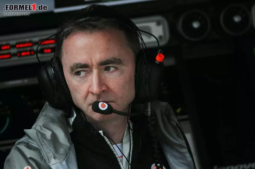 Foto zur News: Um ihn hat sich Mercedes bemüht, doch weil Ron Dennis seine Gage erhöht hat, nutzten die ständigen Telefonanrufe von Niki Lauda nichts: Paddy Lowe, 50 Jahre alt, ist Technischer Direktor des McLaren-Teams und damit letztverantwortlich für den Erfolg oder Misserfolg der Autos. Lowe studierte an der Eliteuniversität in Cambridge Ingenieurswesen und stieß später als Leiter Elektronik zu Williams. Bereits 1993 heuerte er als Chef der Forschungs- und Entwicklungsabteilung bei McLaren an. Dort stand er jahrelang im Schatten von Adrian Newey, der das Team jedoch Ende 2005 verließ.