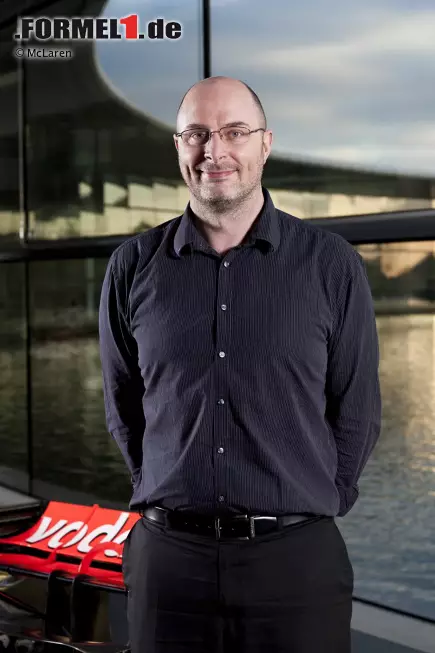 Über Doug McKiernan ist in der Öffentlichkeit wenig bekannt. Der Brite studierte in Manchester Aeronautik und kam durch seinen damaligen Arbeitgeber BAE 1999 erstmals mit McLaren in Berührung. Drei Monate später entschloss er sich dazu, Vollzeit in die Formel 1 zu wechseln. Seine Spezialgebiete sind Strömungsdynamik (CFD) und der Windkanal. Seit 2006 ist er leitender Aerodynamiker und in diesem Bereich hauptverantwortlich für jeden McLaren seit dem MP4-22. Foto zur News: Über Doug McKiernan ist in der Öffentlichkeit wenig bekannt. Der Brite studierte in Manchester Aeronautik und kam durch seinen damaligen Arbeitgeber BAE 1999 erstmals mit McLaren in Berührung. Drei Monate später entschloss er sich dazu, Vollzeit in die Formel 1 zu wechseln. Seine Spezialgebiete sind Strömungsdynamik (CFD) und der Windkanal. Seit 2006 ist er leitender Aerodynamiker und in diesem Bereich hauptverantwortlich für jeden McLaren seit dem MP4-22.