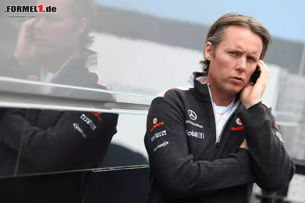Jahrelang galt Sam Michael als neuer Wunderknabe der Formel 1, ganz gerecht werden konnte er dieser Einschätzung bisher aber nicht. Als 20-Jähriger bewarb er sich initiativ bei einem australischen Rennteam, dessen Chef Gregg Siddle von dem hartnäckigen Fan beeindruckt war und ihm eine Chance gab. 1994 wechselte Michael dann zum auf dem Abstieg befindlichen Team Lotus in die Formel 1, zunächst als einfacher Dateningenieur. In seinen sechs Jahren bei Jordan war Michael unter anderem Renningenieur von Ralf Schumacher und Heinz-Harald Frentzen. 2001 stieß er zu Williams - und prompt gewann das Team seinen ersten Grand Prix seit 1997. 2004 wurde er sogar zum Technischen Direktor befördert, anstelle von Team-Mitgründer Patrick Head - auch auf Druck von Motorenpartner BMW hin, wie damals gemunkelt wurde. Doch nach anhaltender Erfolglosigkeit verließ Michael Williams im Jahr 2011. Seit 2012 ist er in neuer Funktion - nicht mehr als Techniker, sondern als Sportdirektor - für McLaren tätig. Foto zur News: Jahrelang galt Sam Michael als neuer Wunderknabe der Formel 1, ganz gerecht werden konnte er dieser Einschätzung bisher aber nicht. Als 20-Jähriger bewarb er sich initiativ bei einem australischen Rennteam, dessen Chef Gregg Siddle von dem hartnäckigen Fan beeindruckt war und ihm eine Chance gab. 1994 wechselte Michael dann zum auf dem Abstieg befindlichen Team Lotus in die Formel 1, zunächst als einfacher Dateningenieur. In seinen sechs Jahren bei Jordan war Michael unter anderem Renningenieur von Ralf Schumacher und Heinz-Harald Frentzen. 2001 stieß er zu Williams - und prompt gewann das Team seinen ersten Grand Prix seit 1997. 2004 wurde er sogar zum Technischen Direktor befördert, anstelle von Team-Mitgründer Patrick Head - auch auf Druck von Motorenpartner BMW hin, wie damals gemunkelt wurde. Doch nach anhaltender Erfolglosigkeit verließ Michael Williams im Jahr 2011. Seit 2012 ist er in neuer Funktion - nicht mehr als Techniker, sondern als Sportdirektor - für McLaren tätig.