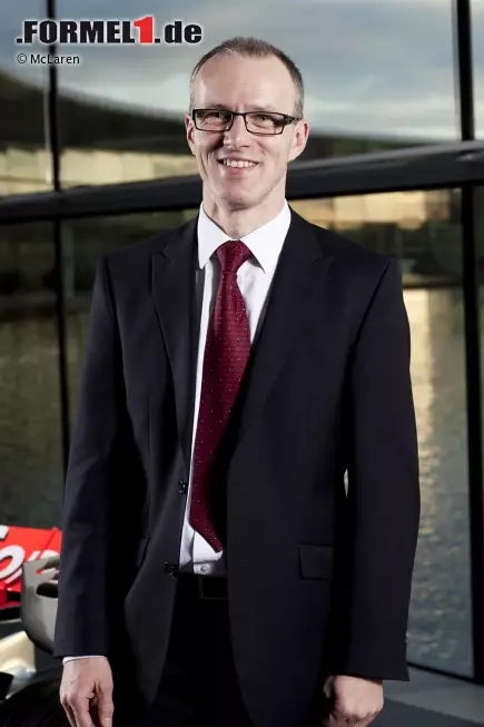 Den jüngeren Fans wahrscheinlich vor allem als Betriebsdirektor von Force India bekannt, ist Simon Roberts eigentlich schon seit 2003 McLaren-Mitarbeiter. Zu Force India kam er lediglich im Zuge der technischen Partnerschaft mit McLaren, um dem indisch-britischen Team auch mit persönlichem Know-how weiterzuhelfen. In jene Jahre fallen auch die Pole-Position und der zweite Platz von Giancarlo Fisichella beim Grand Prix von Belgien 2009. Kommend von BMW, war Roberts bei McLaren zunächst Generalmanager. Heute ist er Betriebsdirektor in Woking. Foto zur News: Den jüngeren Fans wahrscheinlich vor allem als Betriebsdirektor von Force India bekannt, ist Simon Roberts eigentlich schon seit 2003 McLaren-Mitarbeiter. Zu Force India kam er lediglich im Zuge der technischen Partnerschaft mit McLaren, um dem indisch-britischen Team auch mit persönlichem Know-how weiterzuhelfen. In jene Jahre fallen auch die Pole-Position und der zweite Platz von Giancarlo Fisichella beim Grand Prix von Belgien 2009. Kommend von BMW, war Roberts bei McLaren zunächst Generalmanager. Heute ist er Betriebsdirektor in Woking.
