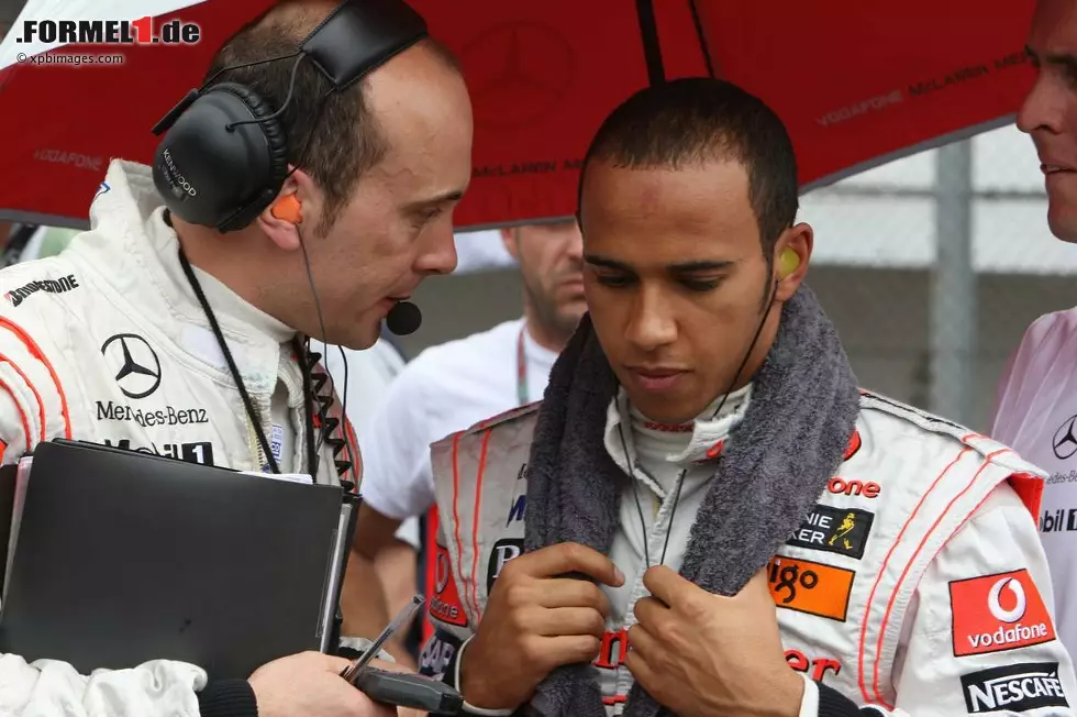 Ingenieur Phil Prew kam 1997 zu McLaren und wurde zunächst in der Fahrwerksdynamik und im Modellbau eingesetzt. Relativ bald wurden ihm Aufgaben an der Rennstrecke übertragen, und im Laufe der Jahre arbeitete er als Renningenieur zum Beispiel mit David Coulthard, Juan Pablo Montoya, Pedro de la Rosa und zuletzt Lewis Hamilton zusammen. Seit 2010 ist er Chef-Renningenieur und damit gesamtverantwortlich für beide Fahrercrews an der Rennstrecke. Foto zur News: Ingenieur Phil Prew kam 1997 zu McLaren und wurde zunächst in der Fahrwerksdynamik und im Modellbau eingesetzt. Relativ bald wurden ihm Aufgaben an der Rennstrecke übertragen, und im Laufe der Jahre arbeitete er als Renningenieur zum Beispiel mit David Coulthard, Juan Pablo Montoya, Pedro de la Rosa und zuletzt Lewis Hamilton zusammen. Seit 2010 ist er Chef-Renningenieur und damit gesamtverantwortlich für beide Fahrercrews an der Rennstrecke.