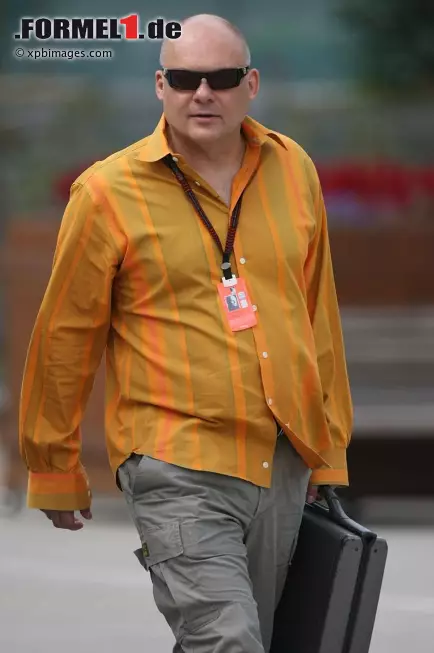 Matt Bishop war als Chefredakteur des Fachmagazins F1 Racing 1997 jener Journalist, der McLarens geheimnisumwittertes zweites Bremspedal durch ein "Spionagefoto" aufdeckte und veröffentlichte. Gut zehn Jahre später wurde er als Leiter von McLarens Kommunikations- und Presseabteilung engagiert und trug als solcher maßgeblich zur Öffnung des Teams nach außen bei. Waren McLaren-Pressekonferenzen früher oftmals eine sehr trockene Angelegenheit, so ist "Meet the Team" heute ein beliebter Fixpunkt für viele Journalisten. Foto zur News: Matt Bishop war als Chefredakteur des Fachmagazins F1 Racing 1997 jener Journalist, der McLarens geheimnisumwittertes zweites Bremspedal durch ein "Spionagefoto" aufdeckte und veröffentlichte. Gut zehn Jahre später wurde er als Leiter von McLarens Kommunikations- und Presseabteilung engagiert und trug als solcher maßgeblich zur Öffnung des Teams nach außen bei. Waren McLaren-Pressekonferenzen früher oftmals eine sehr trockene Angelegenheit, so ist "Meet the Team" heute ein beliebter Fixpunkt für viele Journalisten.