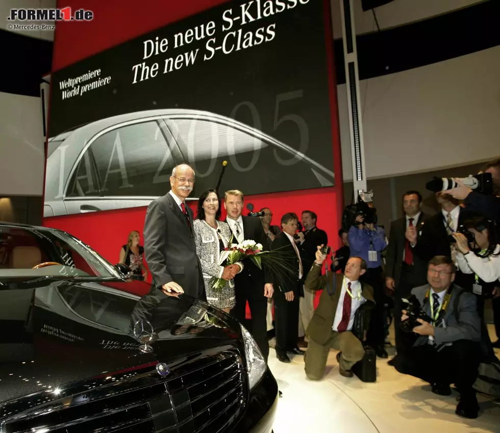 Foto zur News: Stets im Dienst der Marke: Bei der Präsentation der neuen S-Klasse im Rahmen der IAA in Frankfurt 2005 mit Konzernchef Dieter Zetsche und seiner damaligen Ehefrau Erja.