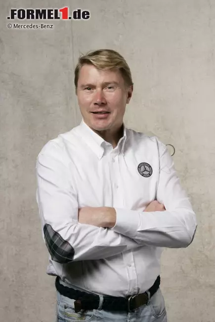 Foto zur News: 1993 wechselt Mika Häkkinen von Lotus zu Mercedes, ab 1994 fährt das britische Team mit Mercedes-Motoren. Eine Verbindung, die bis heute nicht abgerissen ist. Als Markenbotschafter ist der Finne einer der wichtigsten öffentlichen Sympathieträger des Daimler-Konzerns.