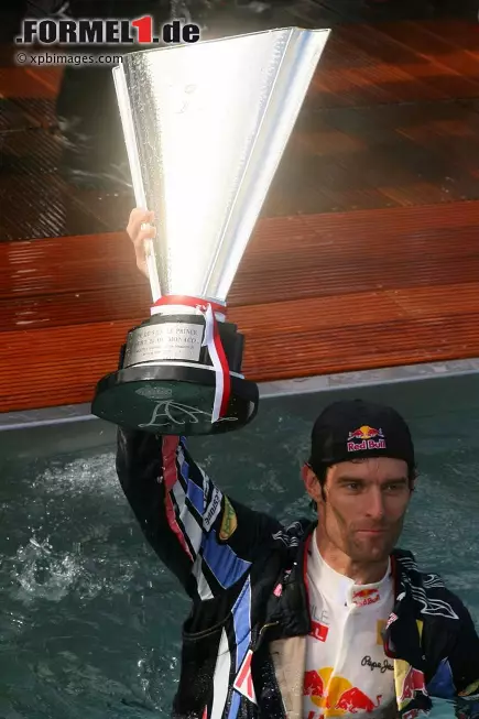 2010: Mark Webber (Red Bull) feiert einen souveränen Sieg im Fürstentum und kühlt sich danach im Swimmingpool der Energy-Station ab. Für eine Kontroverse sorgt Michael Schumacher (Mercedes), denn das Safety-Car biegt wenige Meter vor dem Ziel in die Box ab. Der Deutsche überholt noch einen Gegner - und wird dafür nachträglich mit einer Zeitstrafe belegt. Foto zur News: 2010: Mark Webber (Red Bull) feiert einen souveränen Sieg im Fürstentum und kühlt sich danach im Swimmingpool der Energy-Station ab. Für eine Kontroverse sorgt Michael Schumacher (Mercedes), denn das Safety-Car biegt wenige Meter vor dem Ziel in die Box ab. Der Deutsche überholt noch einen Gegner - und wird dafür nachträglich mit einer Zeitstrafe belegt.