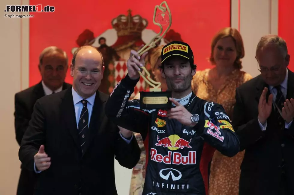 2012: Fürst Albert II. gratuliert erneut Mark Webber. Sein Vater Rainier tat dies immer mit den berühmten Worten "I'm happy it's you". Auf Pole-Position steht eigentlich Michael Schumacher (Mercedes), wegen einer Plus-Fünf-Strafe wegen einer Kollision beim vorangegangenen Rennen in Barcelona wird ihm diese aber aberkannt. Foto zur News: 2012: Fürst Albert II. gratuliert erneut Mark Webber. Sein Vater Rainier tat dies immer mit den berühmten Worten "I'm happy it's you". Auf Pole-Position steht eigentlich Michael Schumacher (Mercedes), wegen einer Plus-Fünf-Strafe wegen einer Kollision beim vorangegangenen Rennen in Barcelona wird ihm diese aber aberkannt.