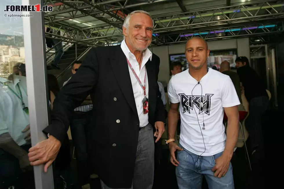 Foto zur News: &quot;Oberbulle&quot; Dietrich Mateschitz mit Freistoßkünstler Roberto Carlos.