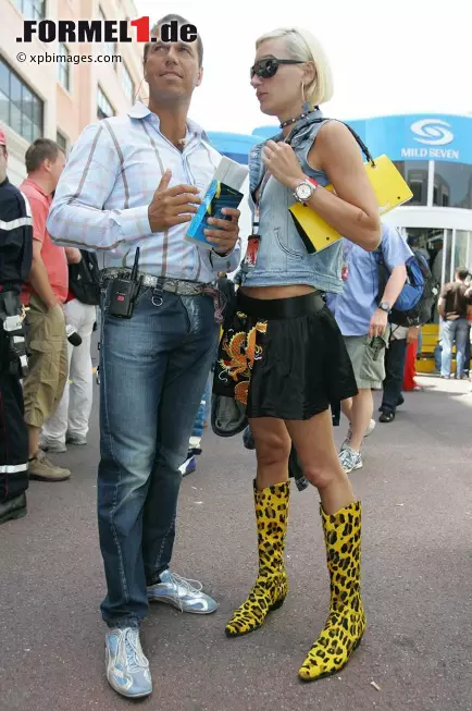 Foto zur News: Selbst im bunten Monaco immer noch ein Farbtupfer: TV-Star Kai Ebel und seine Frau Mila.