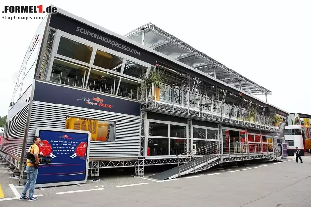 Foto zur News: Red Bull verleiht ja bekanntlich Flügel. Und die "Energy Station" ist gewissermaßen der Airbus A380 unter den Motorhomes im Fahrerlager der Formel 1. Gleich für zwei Teams ist es die erste Anlaufstelle: Hier logieren sowohl Sebastian Vettel und Mark Webber von Red Bull, aber auch Daniel Ricciardo und Jean-Eric Vergne von Toro Rosso. Und das auf drei Etagen, Dachterrasse inklusive. Über 20 Helfer brauchen rund zwei Tage, um das Motorhome-Monstrum aufzubauen. Angeliefert wird es auf neun Trucks. Die klare Nummer eins im Fahrerlager!