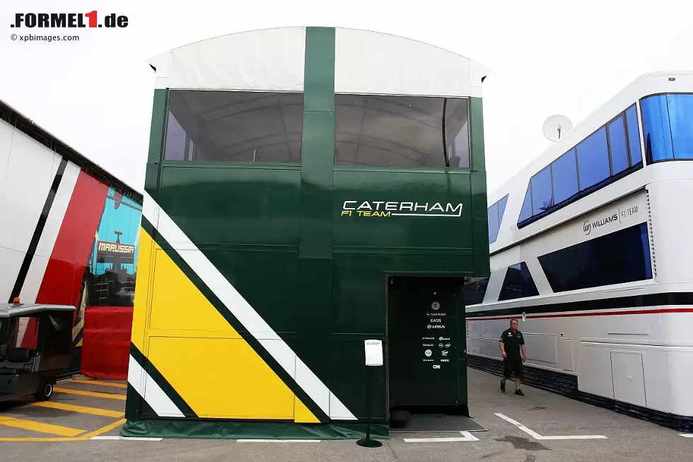 Und jetzt zu den jüngsten Teams im Formel-1-Feld. Den Anfang macht Caterham. Der Rennstall von Tony Fernandes gewinnt aber weder den Preis für das größte noch für das hübscheste Motorhome im Fahrerlager. Immerhin: Funktional ist es. Und es trägt seine Bezeichnung völlig zurecht. Denn so haben die Motorhomes bis vor wenigen Jahren noch überall im Fahrerlager ausgesehen. Bis die Paläste Einzug hielten... Foto zur News: Und jetzt zu den jüngsten Teams im Formel-1-Feld. Den Anfang macht Caterham. Der Rennstall von Tony Fernandes gewinnt aber weder den Preis für das größte noch für das hübscheste Motorhome im Fahrerlager. Immerhin: Funktional ist es. Und es trägt seine Bezeichnung völlig zurecht. Denn so haben die Motorhomes bis vor wenigen Jahren noch überall im Fahrerlager ausgesehen. Bis die Paläste Einzug hielten...