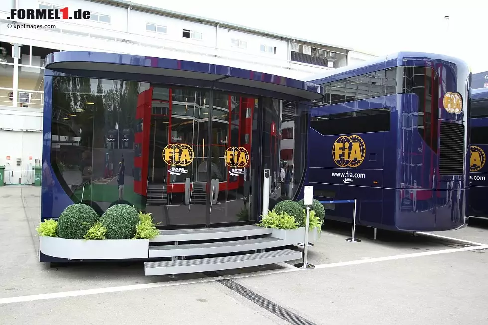 Das schiere Größe nicht alles sein muss, beweist der Automobil-Weltverband (FIA): Ist Präsident Jean Todt zu Gast, geht er in diesem Motorhome ein und aus. Wohlgemerkt: auf nur einer Etage... Foto zur News: Das schiere Größe nicht alles sein muss, beweist der Automobil-Weltverband (FIA): Ist Präsident Jean Todt zu Gast, geht er in diesem Motorhome ein und aus. Wohlgemerkt: auf nur einer Etage...