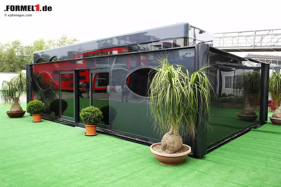 Recht bescheiden haust auch das Formula One Management (FOM) im Fahrerlager der Formel 1. Die Verantwortlichen verzichten auf einen Prachtbau, machen es sich lieber in Truck und Vorbau gemütlich. Foto zur News: Recht bescheiden haust auch das Formula One Management (FOM) im Fahrerlager der Formel 1. Die Verantwortlichen verzichten auf einen Prachtbau, machen es sich lieber in Truck und Vorbau gemütlich.