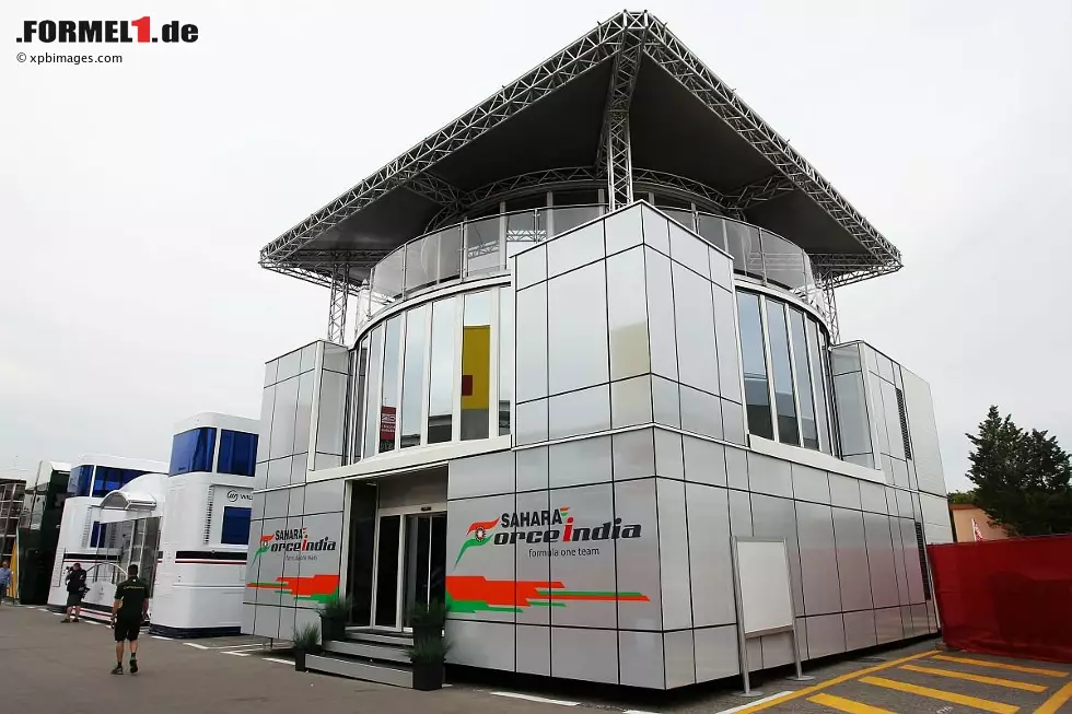 Ist das hier etwa das Taj Mahal? Nein, nicht ganz. Aber das Motorhome des indischen Formel-1-Rennstalls von Vijay Mallya. Hier residieren Paul di Resta und Adrian Sutil. Ganz nach gängigem Formel-1-Standard natürlich auf mehreren Stockwerken und, Sie ahnen es schon, mit einer Aussichtsplattform auf dem Dach. Doch Obacht: Bei Force India stehen Sie selbst dort oben nicht im Regen - über allem hängt nämlich ein großes Dach. Foto zur News: Ist das hier etwa das Taj Mahal? Nein, nicht ganz. Aber das Motorhome des indischen Formel-1-Rennstalls von Vijay Mallya. Hier residieren Paul di Resta und Adrian Sutil. Ganz nach gängigem Formel-1-Standard natürlich auf mehreren Stockwerken und, Sie ahnen es schon, mit einer Aussichtsplattform auf dem Dach. Doch Obacht: Bei Force India stehen Sie selbst dort oben nicht im Regen - über allem hängt nämlich ein großes Dach.