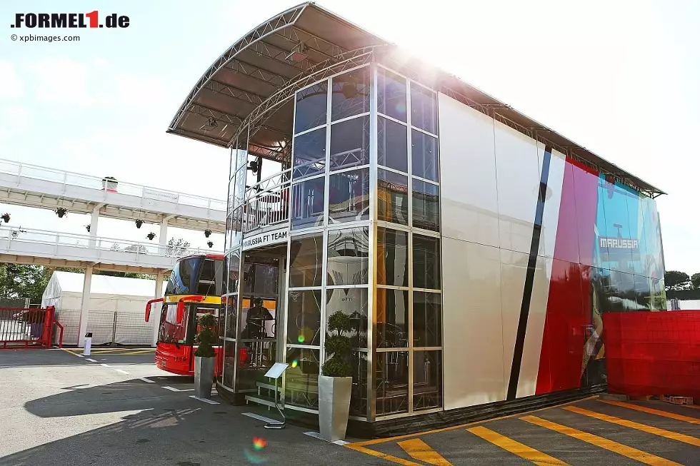 Ein Zwischending ist das Zuhause von Marussia. Kein riesiger Tempel wie bei Red Bull, aber auch kein Mini-Motorhome wie das von Caterham. Im direkten Duell der "Hinterbänkler" punktet die Mannschaft aus Großbritannien also klar. Auch wenn es bei Marussia im Vergleich zu den anderen Teams ein bisschen beengter zugeht. Foto zur News: Ein Zwischending ist das Zuhause von Marussia. Kein riesiger Tempel wie bei Red Bull, aber auch kein Mini-Motorhome wie das von Caterham. Im direkten Duell der "Hinterbänkler" punktet die Mannschaft aus Großbritannien also klar. Auch wenn es bei Marussia im Vergleich zu den anderen Teams ein bisschen beengter zugeht.