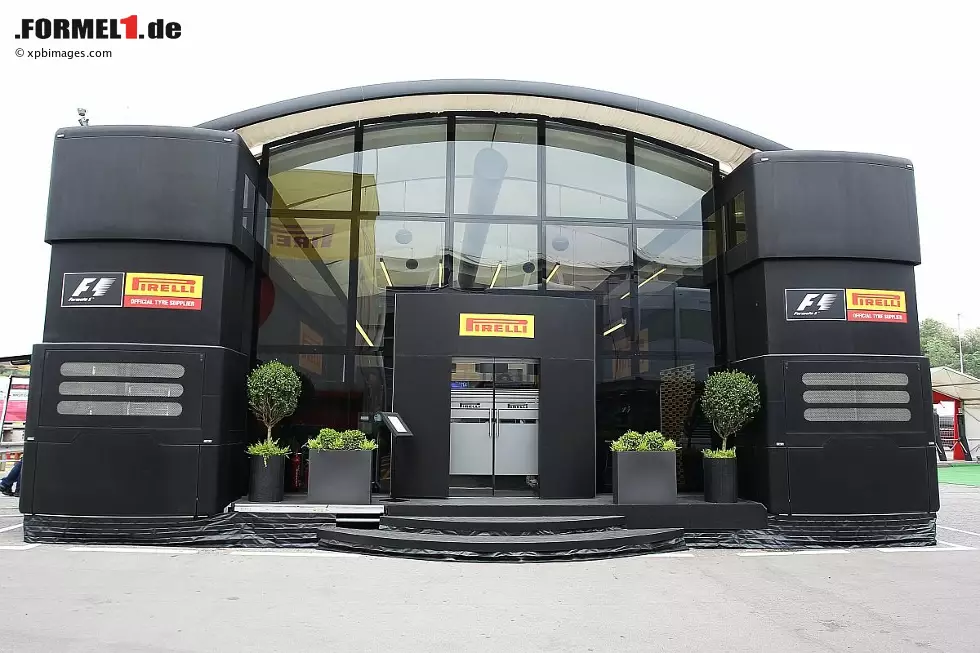 Und zum Schluss noch der Reifenhersteller: Pirelli hat ein in seinen Motorsport-Farben gehaltenes Motorhome, das den Vergleich zu den Formel-1-Teams nicht zu scheuen braucht. Pirelli hat aber auch keine Konkurrenz: Sie sind der alleinige Lieferant in der Königsklasse. Foto zur News: Und zum Schluss noch der Reifenhersteller: Pirelli hat ein in seinen Motorsport-Farben gehaltenes Motorhome, das den Vergleich zu den Formel-1-Teams nicht zu scheuen braucht. Pirelli hat aber auch keine Konkurrenz: Sie sind der alleinige Lieferant in der Königsklasse.