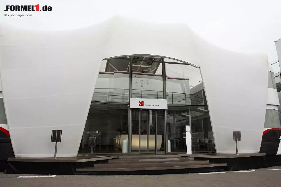 Aus Sauber wurde erst BMW, dann wieder Sauber. Geblieben ist das Motorhome. Und da ist einfach alles dran und drin: Parkettboden, über 30 Flachbildschirme und sogar zwei Duschen für die Fahrer. Überspannt wird die Konstruktion übrigens von einem Zeltdach aus Goretex. Insgesamt weist das Motorhome eine Grundfläche von 400 Quadratmetern auf. Foto zur News: Aus Sauber wurde erst BMW, dann wieder Sauber. Geblieben ist das Motorhome. Und da ist einfach alles dran und drin: Parkettboden, über 30 Flachbildschirme und sogar zwei Duschen für die Fahrer. Überspannt wird die Konstruktion übrigens von einem Zeltdach aus Goretex. Insgesamt weist das Motorhome eine Grundfläche von 400 Quadratmetern auf.