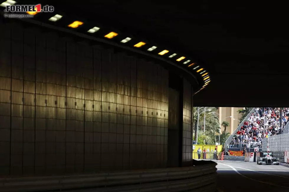 Foto zur News: Das gilt auch für den Tunnel, in dem die Grand-Prix-Haudegen auf bis zu 290 km/h beschleunigen. Der Albtraum eines jeden Rennfahrers: dort einen stehenden Konkurrenten zu rammen. Besonders schwierig ist die Passage wegen des Helligkeitsunterschiedes bei Ein- und Ausfahrt, auch wenn die Organisatoren die Beleuchtung im Tunnel in den vergangenen Jahren deutlich verbessert haben.