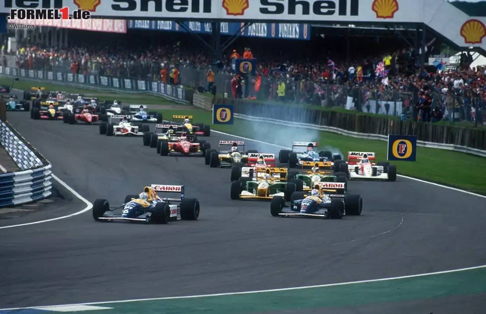 Foto zur News: Fast 300 km/h und eine der am meisten unterschätzten Kurven der Formel 1: Copse in Silverstone war früher die erste Kurve auf dem ehemaligen Flugfeld, seit dem Umbau ist sie es nicht mehr. Durch die Umstellung von V10- auf V8-Motoren geht die Kurve teilweise voll - aber wenn, dann mit den meisten Autos nur auf der allerletzten Rille.