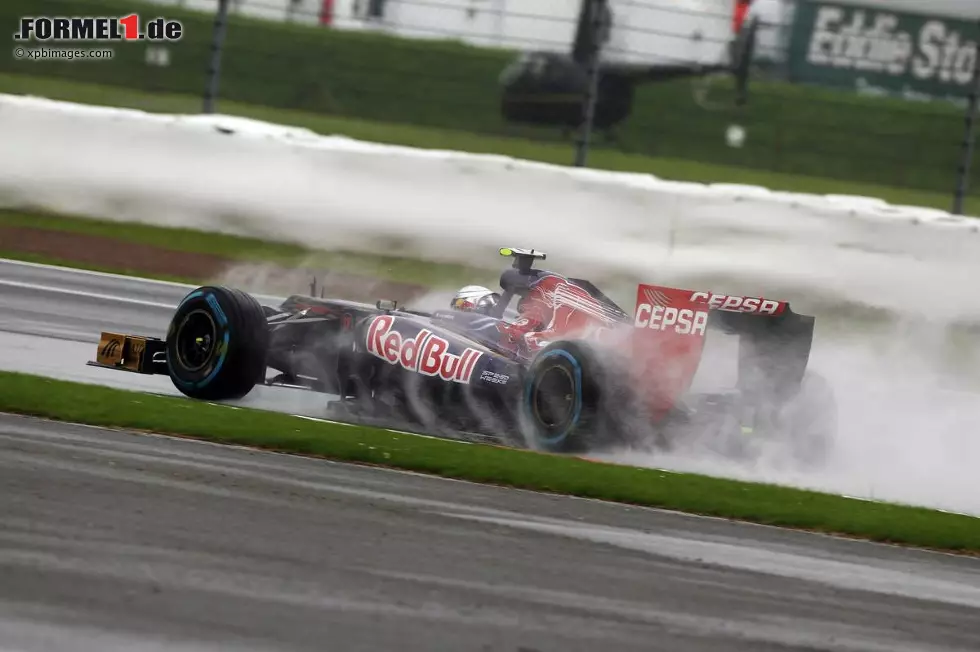 Nur ein paar Fahrsekunden nach Copse folgt in Silverstone die Kombination aus Maggotts, Becketts und Chapel (300 km/h am Eingang, 200 in der Mitte, 280 am Ausgang), nicht nur im Regen eine der größten Herausforderungen der Formel 1. Besonders schwierig: Beim Durchfahren der schnellen Kurven nimmt die Geschwindigkeit ab, sodass die Fahrer mitten in der Kurve herunterschalten müssen. Foto zur News: Nur ein paar Fahrsekunden nach Copse folgt in Silverstone die Kombination aus Maggotts, Becketts und Chapel (300 km/h am Eingang, 200 in der Mitte, 280 am Ausgang), nicht nur im Regen eine der größten Herausforderungen der Formel 1. Besonders schwierig: Beim Durchfahren der schnellen Kurven nimmt die Geschwindigkeit ab, sodass die Fahrer mitten in der Kurve herunterschalten müssen.