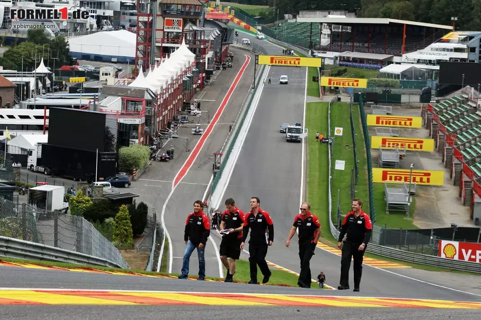 Zwar geht die Senke Eau Rouge in Spa-Francorchamps mit modernen Formel-1-Autos locker voll, von ihrem Mythos hat sie trotzdem kaum etwas verloren. Die Kurve ist benannt nach dem nahe gelegenen Fluss, dessen Wasser sehr eisenhaltig ("rotes Wasser") ist. "Eau Rouge kann man am ehesten mit einem Starfighter vergleichen", schwärmt Gerhard Berger. "Du fährst erst runter, wobei du den Magen spürst, dann wieder hoch. Wenn du unten in der Senke bist, siehst du überhaupt nichts - nur den Himmel. Dort den Gasfuß durchgedrückt zu lassen, ist das Geilste, was es gibt." Foto zur News: Zwar geht die Senke Eau Rouge in Spa-Francorchamps mit modernen Formel-1-Autos locker voll, von ihrem Mythos hat sie trotzdem kaum etwas verloren. Die Kurve ist benannt nach dem nahe gelegenen Fluss, dessen Wasser sehr eisenhaltig ("rotes Wasser") ist. "Eau Rouge kann man am ehesten mit einem Starfighter vergleichen", schwärmt Gerhard Berger. "Du fährst erst runter, wobei du den Magen spürst, dann wieder hoch. Wenn du unten in der Senke bist, siehst du überhaupt nichts - nur den Himmel. Dort den Gasfuß durchgedrückt zu lassen, ist das Geilste, was es gibt."