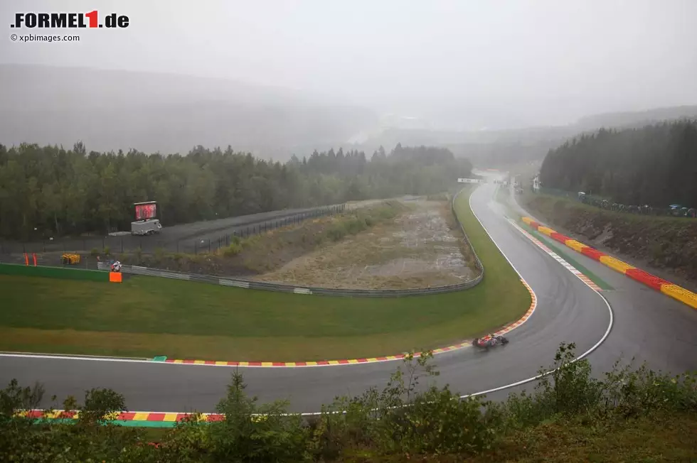 Die fahrerisch größere Herausforderung in Spa-Francorchamps ist inzwischen die schnelle Linkskurve Pouhon, die zu Bergers Zeiten noch nicht einmal ansatzweise voll ging, heutzutage aber wegen der reduzierten Motorleistung und der verbesserten Aerodynamik schon. Aus Rivage kommend erreichen die Formel-1-Boliden beim Anbremsen der Passage bis zu 290 km/h. Foto zur News: Die fahrerisch größere Herausforderung in Spa-Francorchamps ist inzwischen die schnelle Linkskurve Pouhon, die zu Bergers Zeiten noch nicht einmal ansatzweise voll ging, heutzutage aber wegen der reduzierten Motorleistung und der verbesserten Aerodynamik schon. Aus Rivage kommend erreichen die Formel-1-Boliden beim Anbremsen der Passage bis zu 290 km/h.
