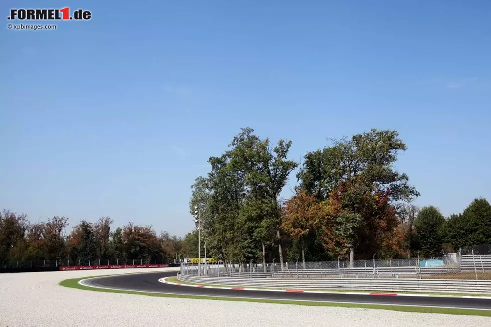 Die Parabolica-Zielkurve in Monza, die am Scheitelpunkt (215 km/h) sehr eng zu-, dann aber immer weiter aufmacht (285 km/h am Ausgang), ist der Stoff, aus dem Formel-1-Legenden gemacht sind. Jochen Rindt hat hier 1970 sein Leben gelassen - und wurde in jenem Jahr trotzdem posthum Weltmeister. Besonders tückisch: Weil Monza eine Hochgeschwindigkeits-Abstimmung erfordert, müssen die Fahrer mit wenig Anpressdruck auskommen. Foto zur News: Die Parabolica-Zielkurve in Monza, die am Scheitelpunkt (215 km/h) sehr eng zu-, dann aber immer weiter aufmacht (285 km/h am Ausgang), ist der Stoff, aus dem Formel-1-Legenden gemacht sind. Jochen Rindt hat hier 1970 sein Leben gelassen - und wurde in jenem Jahr trotzdem posthum Weltmeister. Besonders tückisch: Weil Monza eine Hochgeschwindigkeits-Abstimmung erfordert, müssen die Fahrer mit wenig Anpressdruck auskommen.