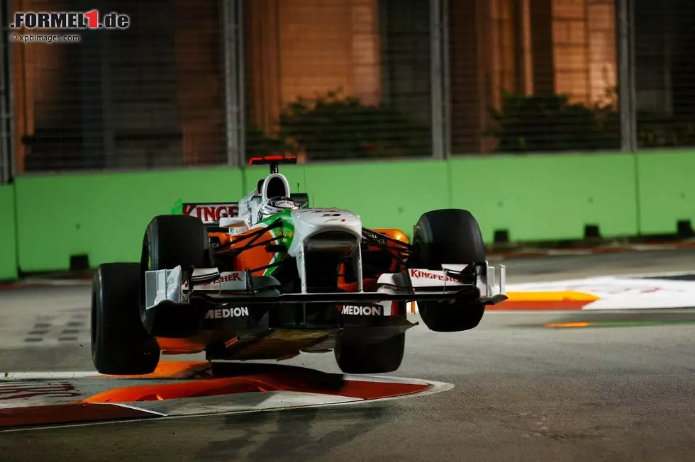 Foto zur News: Nicht schnell (135 km/h), aber umstritten: Die Singapur-Sling-Schikane ist weniger wegen ihres Designs als vielmehr wegen der hohen Randsteine eine echte Mutprobe, wie dieses Foto von Adrian Sutil beweist. Ein bisschen zu schnell und ein bisschen neben der Linie, schon hebt das Auto ab wie eine Rakete - Mauerkuss oft inklusive.