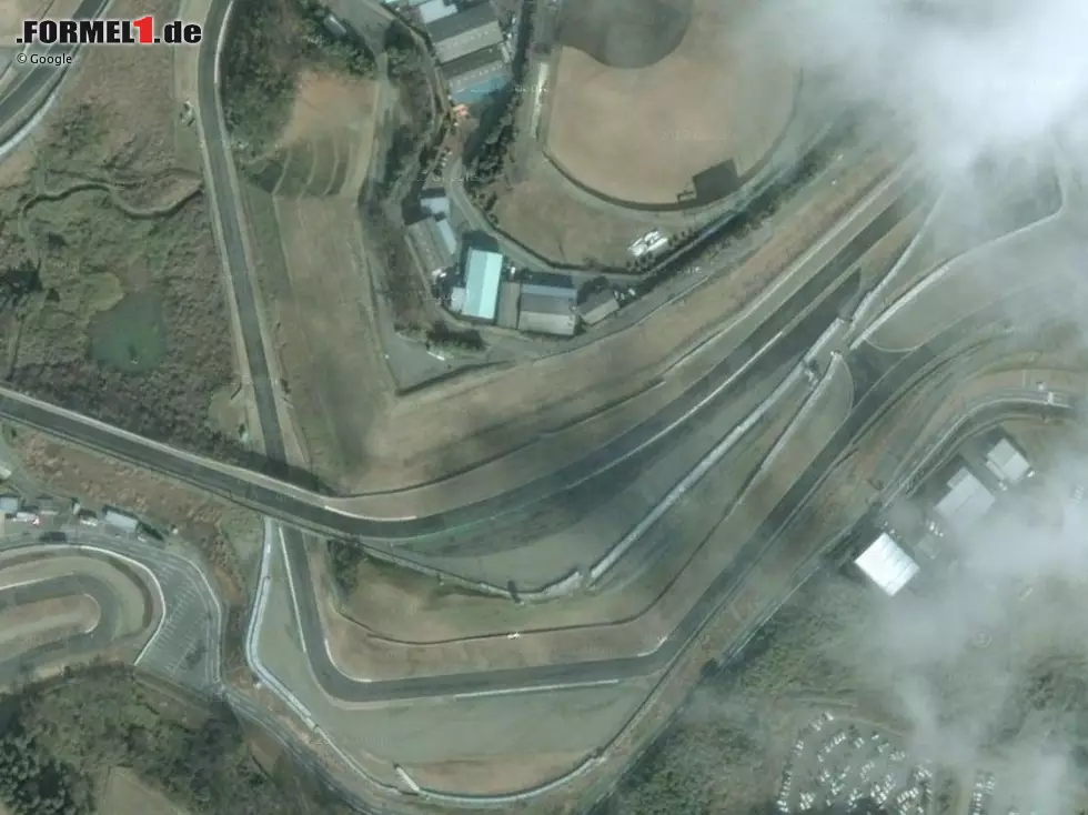 Foto zur News: Der Linksknick 130R in Suzuka, hier aus der Vogelperspektive, geht mit den heutigen Formel-1-Autos normalerweise voll, ist wegen seiner Geschwindigkeit aber immer noch eine Mutprobe. Und wer dort den Mumm hat, einen Gegner zu überholen, wie Fernando Alonso oder Kimi Räikkönen im legendären 2005er-Klassiker, der gehört sowieso zu den Mutigsten der Mutigen.