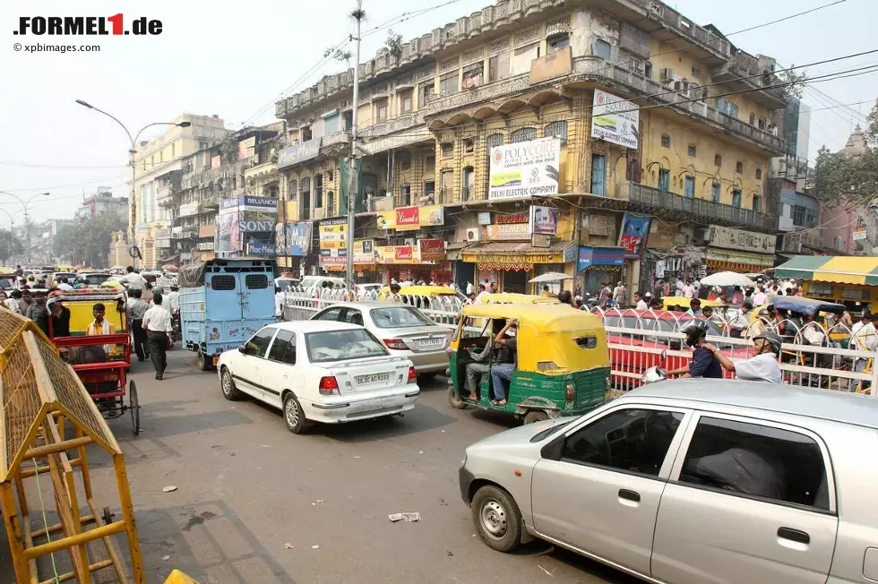 Foto zur News: Der Grand Prix von Indien in Noida mag auf der Rennstrecke nicht die ganz großen Mutproben bieten, dafür ist es umso mutiger, sich mit einem Mietwagen in den chaotischen Straßenverkehr der Hauptstadt Delhi zu stürzen. Für Nicht-Inder ein klares No-Go!