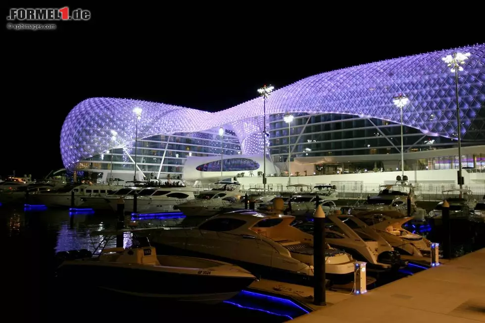 Foto zur News: Die größte Mutprobe in Abu Dhabi: die Rechnung für das berühmte Yas-Viceroy-Hotel, dessen kleinste Zimmer bei 55 Quadratmetern beginnen (bis zu 400 Quadratmeter für die Präsidentensuite mit eigenem Swimmingpool), selbst zu bezahlen. Selbst außerhalb der Formel-1-Wochenenden blättert man dafür fast 200 Euro pro Nacht hin - und beim Grand Prix sind die Zimmer sowieso fast unerschwinglich (und ein Jahr im Voraus ausgebucht).