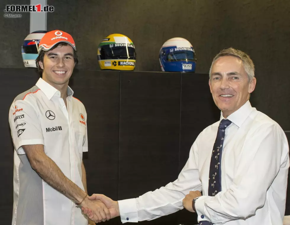 Schon als kleiner Junge wurde Lewis Hamilton von Ron Dennis unter Vertrag genommen, aber in die Saison 2013 startet McLaren mit Neuzugang Sergio Perez, der nach drei Podestplätzen 2012 von Sauber kommt. Auch in der Technikabteilung gibt es eine wichtige Änderung: Paddy Lowe wechselt vor 2014 voraussichtlich zu Mercedes, seinen Job übernimmt stattdessen Tim Goss. Bis dahin darf Lowe nur noch bei McLaren-Straßenautos mithelfen. Foto zur News: Schon als kleiner Junge wurde Lewis Hamilton von Ron Dennis unter Vertrag genommen, aber in die Saison 2013 startet McLaren mit Neuzugang Sergio Perez, der nach drei Podestplätzen 2012 von Sauber kommt. Auch in der Technikabteilung gibt es eine wichtige Änderung: Paddy Lowe wechselt vor 2014 voraussichtlich zu Mercedes, seinen Job übernimmt stattdessen Tim Goss. Bis dahin darf Lowe nur noch bei McLaren-Straßenautos mithelfen.