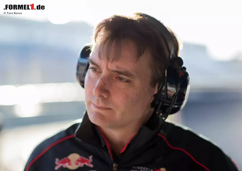 James Key ist der neue mächtige Mann in Faenza: Eigentlich stand der Designer des erfolgreichen 2012er-Sauber schon vor dem Sprung zu McLaren, da rief ihn in letzter Minute noch Red-Bull-Motorsportkonsulent Helmut Marko an und lockte ihn mit einem Angebot für Toro Rosso. Dieses räumt Key, der bei Red Bull eines Tages Adrian Newey nachfolgen könnte, mehr Entscheidungsfreiheiten ein als den meisten anderen Technischen Direktoren. Foto zur News: James Key ist der neue mächtige Mann in Faenza: Eigentlich stand der Designer des erfolgreichen 2012er-Sauber schon vor dem Sprung zu McLaren, da rief ihn in letzter Minute noch Red-Bull-Motorsportkonsulent Helmut Marko an und lockte ihn mit einem Angebot für Toro Rosso. Dieses räumt Key, der bei Red Bull eines Tages Adrian Newey nachfolgen könnte, mehr Entscheidungsfreiheiten ein als den meisten anderen Technischen Direktoren.