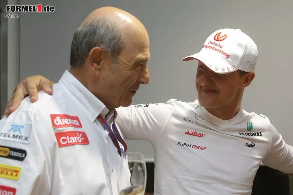 Ein alter Bekannter schaut vorbei und erweist Peter Sauber seinen Respekt: Michael Schumacher, der am Saisonende 2012 seine Formel-1-Karriere endgültig beendet. Foto zur News: Ein alter Bekannter schaut vorbei und erweist Peter Sauber seinen Respekt: Michael Schumacher, der am Saisonende 2012 seine Formel-1-Karriere endgültig beendet.