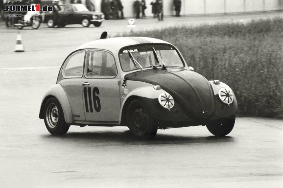 Foto zur News: Peter Sauber hat anfangs übrigens selbst ins Lenkrad gegriffen. Im Alter von 23 Jahren fährt er sein erstes Rennen. Als fahrbarer Untersatz dient ihm ein getunter Volkswagen Käfer.