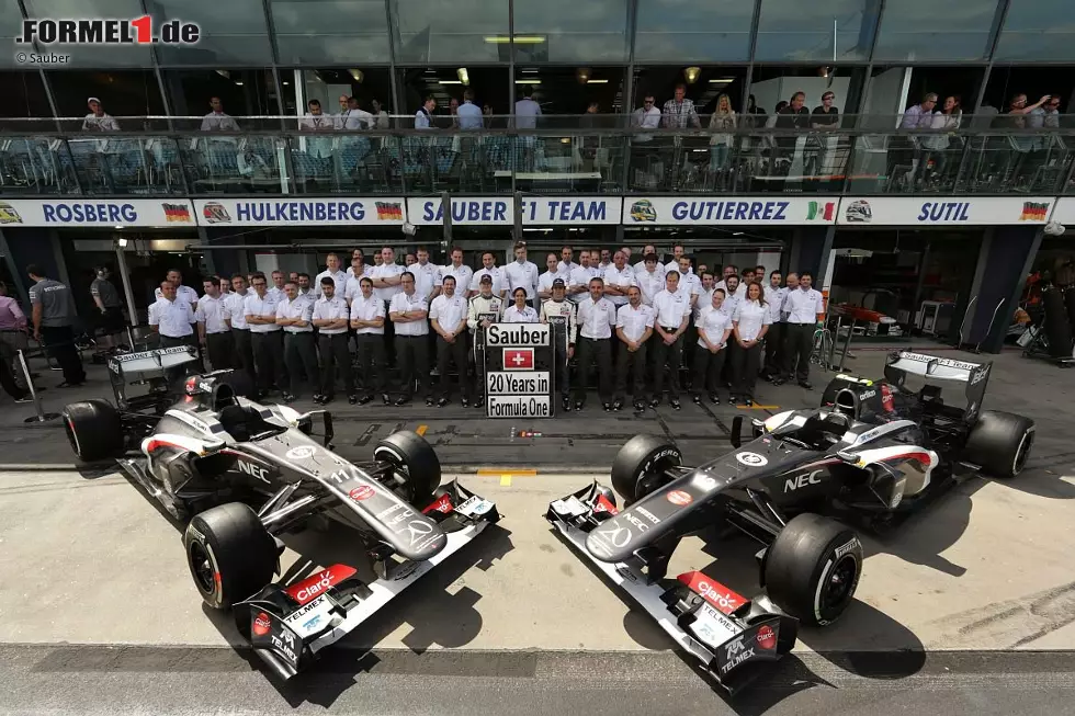 Nico Hülkenberg, Monisha Kaltenborn, Esteban Gutierrez und das gesamte Sauber-Team feiern das 20-jährige Formel-1-Jubiläum des Teams in der Rennsaison 2013. Nur zehn Teams können auf eine größere Historie in der Königsklasse zurückblicken. Foto zur News: Nico Hülkenberg, Monisha Kaltenborn, Esteban Gutierrez und das gesamte Sauber-Team feiern das 20-jährige Formel-1-Jubiläum des Teams in der Rennsaison 2013. Nur zehn Teams können auf eine größere Historie in der Königsklasse zurückblicken.
