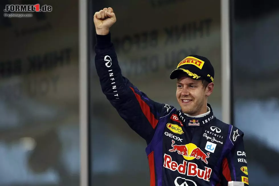 Neue Zürcher Zeitung (Schweiz): "Die Souveränität und Überlegenheit, die Sebastian Vettel und Red Bull Racing vorzeitig den vierten Titelgewinn der Formel 1 in Serie bescheren, hat sich in einer taktischen Entscheidung in der zweiten Runde des Großen Preises von Indien manifestiert: Von der Pole-Position aus nach vorn geprescht, steuerte der Deutsche sofort die Box an, um die ungeliebten und stark abbauenden weichen Reifen loszuwerden. Mit dieser aggressiven Strategie überraschte Vettel die gesamte Konkurrenz." Foto zur News: Neue Zürcher Zeitung (Schweiz): "Die Souveränität und Überlegenheit, die Sebastian Vettel und Red Bull Racing vorzeitig den vierten Titelgewinn der Formel 1 in Serie bescheren, hat sich in einer taktischen Entscheidung in der zweiten Runde des Großen Preises von Indien manifestiert: Von der Pole-Position aus nach vorn geprescht, steuerte der Deutsche sofort die Box an, um die ungeliebten und stark abbauenden weichen Reifen loszuwerden. Mit dieser aggressiven Strategie überraschte Vettel die gesamte Konkurrenz."
