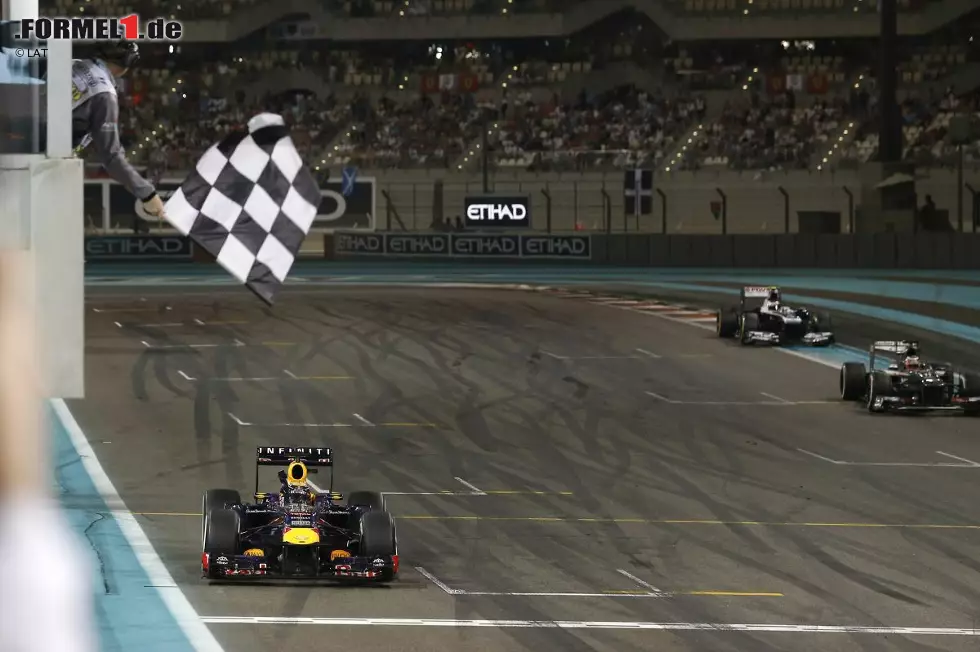 Daily Mirror (Großbritannien): "Sebastian Vettel widmet den Rekord-Sieg in Abu Dhabi seinen Eltern. Der 26 Jahre alte Deutsche gewinnt in Abu Dhabi zum siebten Mal in Serie. Als die Sonne unterging, stieg der Stern des Red-Bull-Fahrers noch höher auf." Foto zur News: Daily Mirror (Großbritannien): "Sebastian Vettel widmet den Rekord-Sieg in Abu Dhabi seinen Eltern. Der 26 Jahre alte Deutsche gewinnt in Abu Dhabi zum siebten Mal in Serie. Als die Sonne unterging, stieg der Stern des Red-Bull-Fahrers noch höher auf."