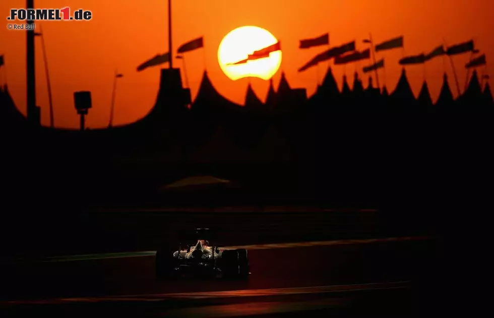 Daily Mail (Großbritannien): "Die Donuts sind zurück auf Vettels Speiseplan, nachdem Super-Seb das Feld in Abu Dhabi in Grund und Boden gefahren hat. Vettel performt erneut seine Sieger-Kreisel." Foto zur News: Daily Mail (Großbritannien): "Die Donuts sind zurück auf Vettels Speiseplan, nachdem Super-Seb das Feld in Abu Dhabi in Grund und Boden gefahren hat. Vettel performt erneut seine Sieger-Kreisel."