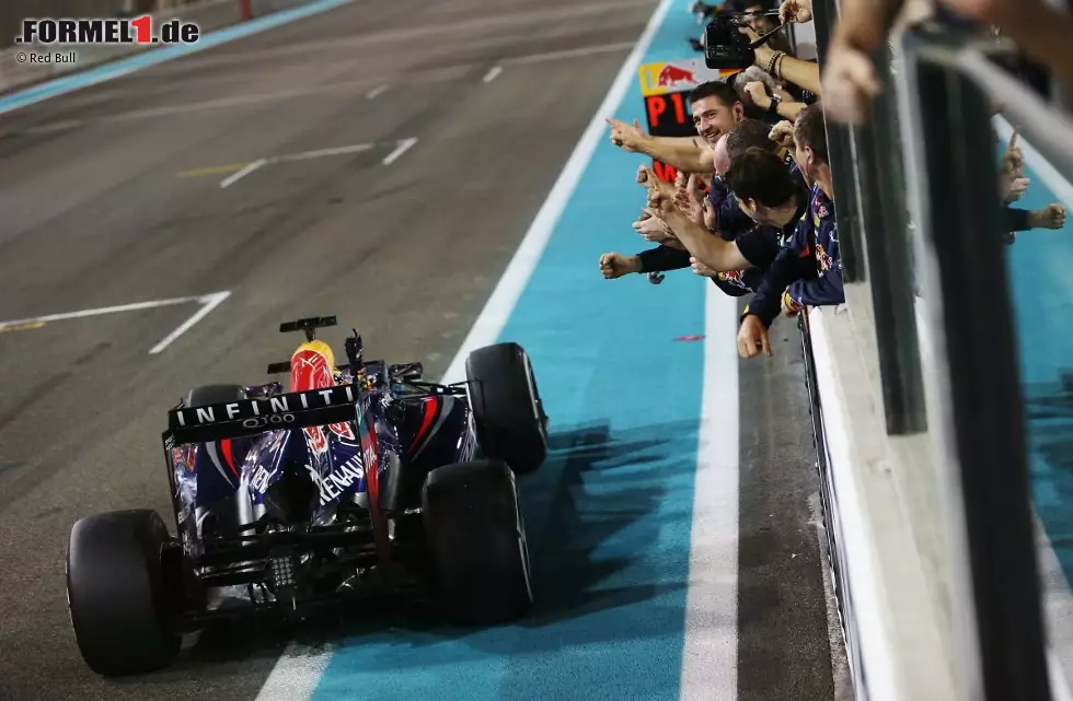 Corriere dello Sport (Italien): "Vettel, einsamer König. Obwohl er seinen vierten WM-Titel in Serie erobert hat, zeigt Vettel weder Müdigkeit, noch Mangel an Motivation. Er fährt allen voran, doch es ist, als würde er jemanden vor sich suchen. Alonso erobert den fünften Platz. Er fährt aggressiv und motiviert." Foto zur News: Corriere dello Sport (Italien): "Vettel, einsamer König. Obwohl er seinen vierten WM-Titel in Serie erobert hat, zeigt Vettel weder Müdigkeit, noch Mangel an Motivation. Er fährt allen voran, doch es ist, als würde er jemanden vor sich suchen. Alonso erobert den fünften Platz. Er fährt aggressiv und motiviert."