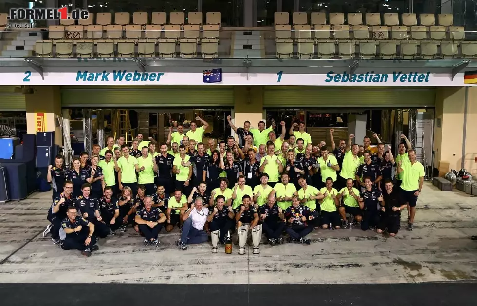 Tages-Anzeiger (Schweiz): "Sebastian Vettel ist auch in Abu Dhabi nicht zu stoppen. Er verweist seinen Red-Bull-Kollegen Mark Webber und Nico Rosberg im Mercedes auf die Ehrenplätze." Foto zur News: Tages-Anzeiger (Schweiz): "Sebastian Vettel ist auch in Abu Dhabi nicht zu stoppen. Er verweist seinen Red-Bull-Kollegen Mark Webber und Nico Rosberg im Mercedes auf die Ehrenplätze."