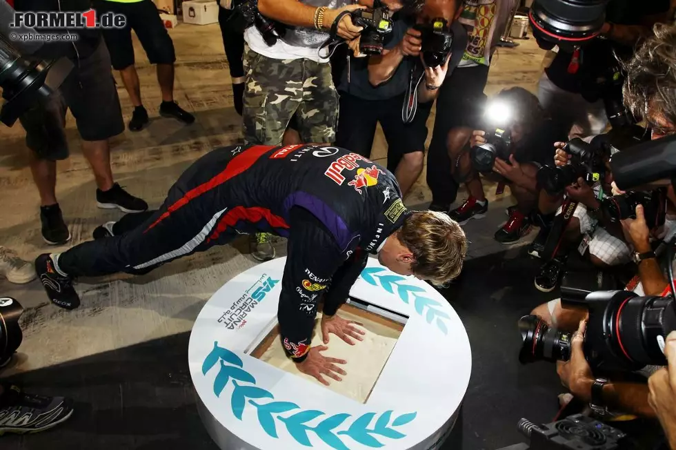 Sport (Spanien): "Vettel auf Rekordkurs - und Alonso hält stand. Vettels Serie geht in Abu Dhabi weiter. Elfter Saisonsieg für Vettel in einem Rennen, das er mit großer Autorität gewonnen hat. Alonso wurde am Ende Fünfter nach einer brillanten Aufholjagd." Foto zur News: Sport (Spanien): "Vettel auf Rekordkurs - und Alonso hält stand. Vettels Serie geht in Abu Dhabi weiter. Elfter Saisonsieg für Vettel in einem Rennen, das er mit großer Autorität gewonnen hat. Alonso wurde am Ende Fünfter nach einer brillanten Aufholjagd."