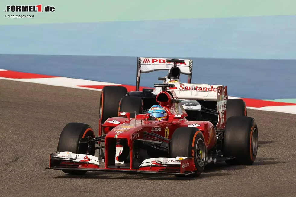 Foto zur News: Corriere dello Sera (Italien): "Vettels Gang durch die Wüste hätte nicht bequemer sein können. Sein Red Bull fährt noch besser als erwartet und der Rivale Alonso, der einzige, der ihm Probleme hätte machen können, verschwindet schon zu Beginn des Duells. Der Spanier ist von seinem Auto verraten worden. Sein achter Platz ist zwar enttäuschend, bezeugt jedoch, dass Ferrari noch riesiges Potenzial hat".