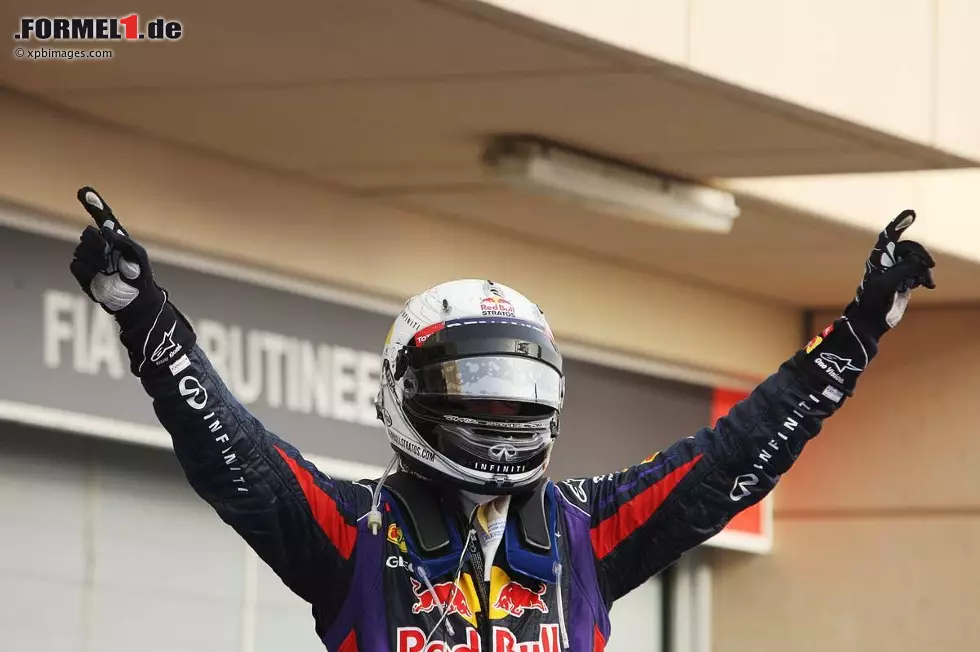 Foto zur News: Repubblica (Italien): "Je mehr seine Rivalen ihn beschimpfen, desto härter schlägt er zurück. Wenn seine historischen Rivalen versuchen, ihn psychologisch zu vernichten, rächt er sich auf der Strecke, indem er weit und breit dominiert und er dem Rennen ein unglaubliches Tempo verleiht. Sebastian Vettel ist der König Bahrains. Er siegt, wie es schon im vergangenen Jahr der Fall gewesen war. Er siegt mit einer unglaublichen Leichtigkeit, die er nicht zu verbergen versucht".