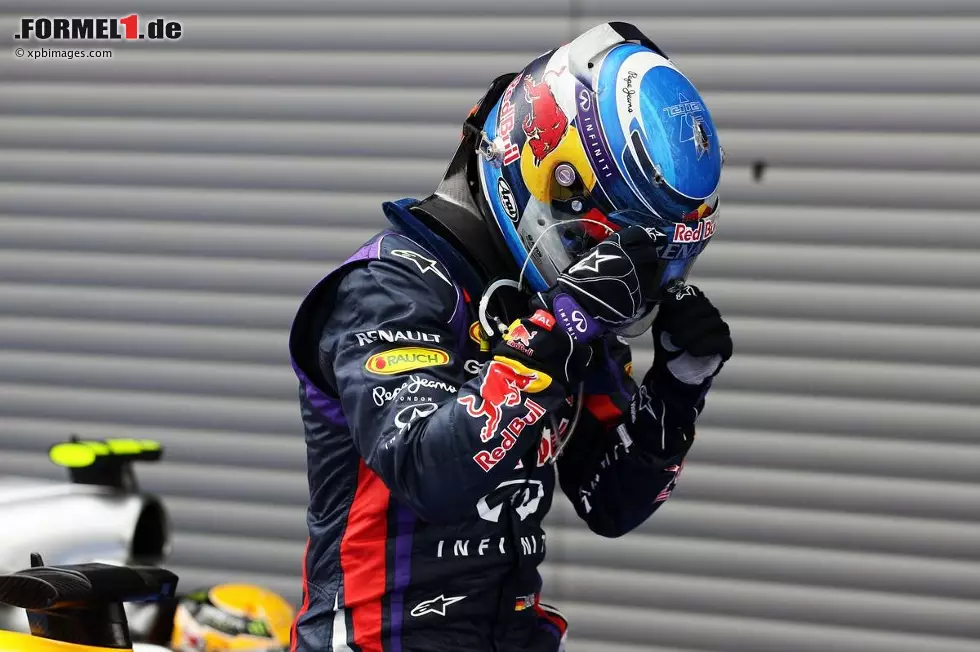 Foto zur News: Neue Zürcher Zeitung (Schweiz): "Die Leichtigkeit des echten Champions. Wer soll Formel-1-Weltmeister Vettel ernsthaft herausfordern? Am ehesten der Dauerrivale Alonso. Zwar scheinen die sich abwechselnden Jäger immer wieder in Sichtweite des dreimaligen Weltmeisters Vettel zu manövrieren. Aber dauerhaft richtig heranzukommen vermochte bisher keiner."