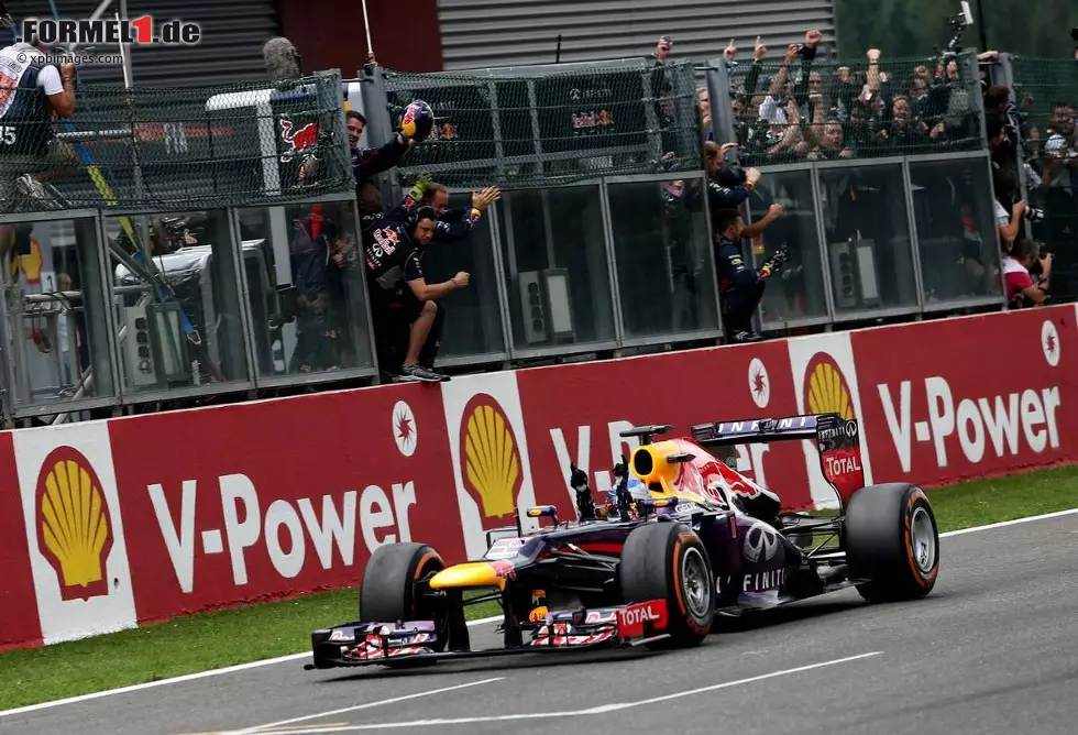 Foto zur News: Kurier (Österreich): "Sonntagsfahrt für Sebastian Vettel in Spa. Im Vorfeld hatten alle vom Wetter gesprochen. Doch der Regen spielte beim ersten Grand Prix nach der Sommerpause wider Erwarten keine Rolle. Stattdessen fuhr Vettel in Spa-Francorchamps ungestört zum 31. Sieg seiner Karriere - mit beeindruckenden 17 Sekunden Vorsprung."